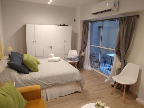 1 dormitorio con cama y ventana grande en Beautiful studio in Palermo en Buenos Aires