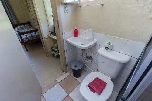 ein kleines Bad mit WC und Waschbecken in der Unterkunft Caminho do Rio in Morretes
