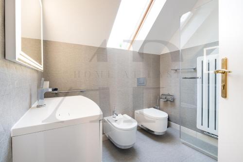 ein Bad mit einem Waschbecken und einem WC in der Unterkunft Apartament Nadbrzeżna de luxe in Mielno