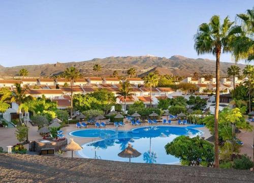 vista aerea di un resort con piscina di Sunningdale Village Golf Del Sur a San Miguel de Abona