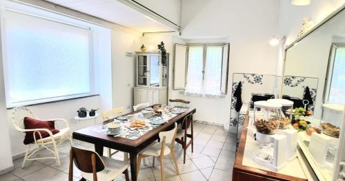 ein Esszimmer mit einem Tisch und Stühlen in der Unterkunft B & B LuVì in Vibo Valentia