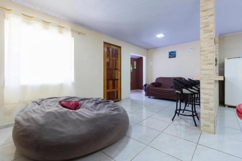 a large bean bag chair in a living room at Sobrado da Vila, 1km Centro, ideal Trabalho e Passeio in Morretes