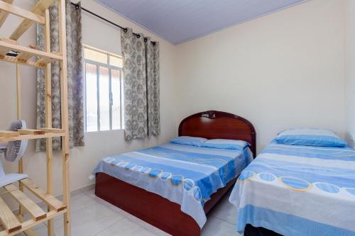a bedroom with two beds and a ladder at Sobrado da Vila, 1km Centro, ideal Trabalho e Passeio in Morretes