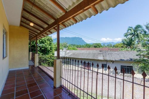 a balcony with a view of a house at Sobrado da Vila, 1km Centro, ideal Trabalho e Passeio in Morretes