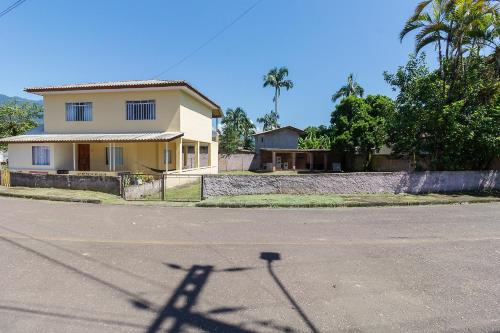 a shadow of a house on a street at Sobrado da Vila, 1km Centro, ideal Trabalho e Passeio in Morretes