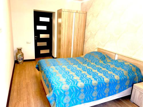 Ένα ή περισσότερα κρεβάτια σε δωμάτιο στο Koryun apartment