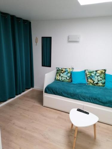 un salon avec un canapé et une table dans l'établissement BEIJA FLOR, au Cap d'Agde