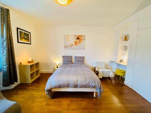 a bedroom with a bed and a table and chairs at Le Joly Cocon-Proche mer-wifi-fibre in Saint-Nazaire