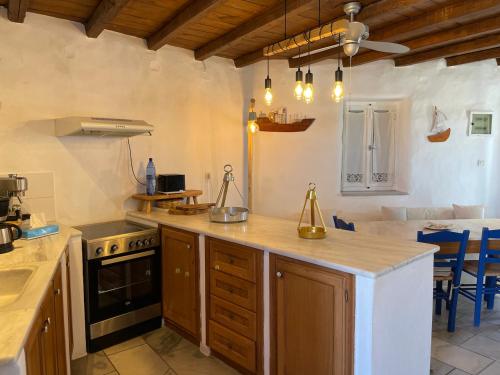 a kitchen with a stove and a counter top at Villa cycladique POSEIDON in Parikia