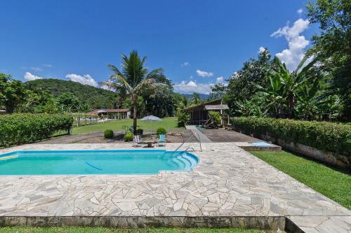 a swimming pool in the yard of a house at Recanto do sossego!! in Morretes