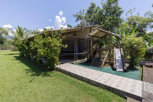 a house with a playground in the yard at Recanto do sossego!! in Morretes