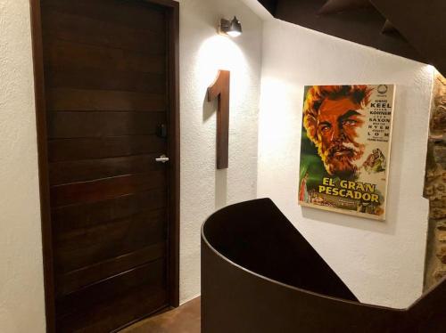plakat filmowy na ścianie obok drzwi w obiekcie Can Senio 1 w Tossa de Mar