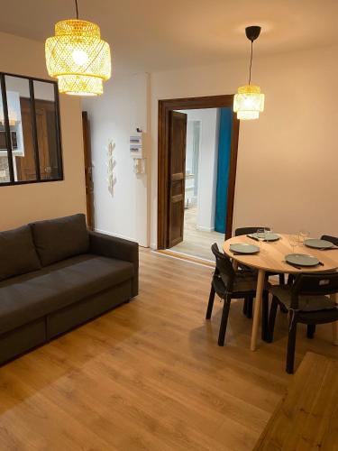 un salon avec un canapé et une table dans l'établissement T2 Hypercentre Jean Jaurès, à Castres