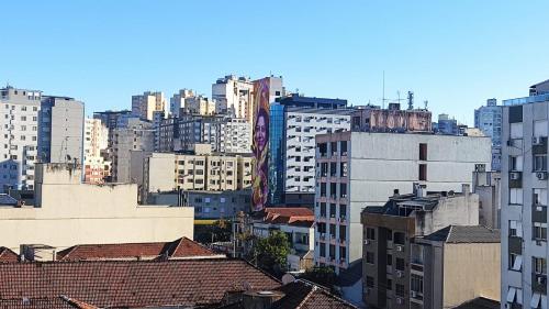 uma vista para uma cidade com edifícios altos em Cidade Baixa Apart Studio Encantador em Porto Alegre