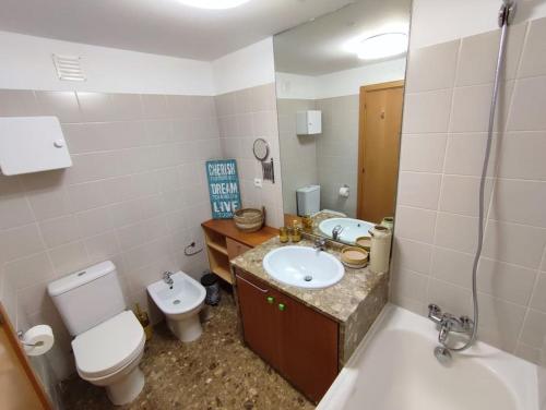 La salle de bains est pourvue de toilettes et d'un lavabo. dans l'établissement Apartment near airport & citycenter Free Parking, à Lisbonne