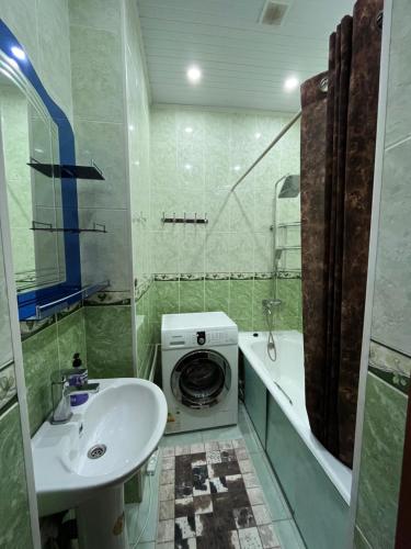y baño con lavadora y lavamanos. en Karabolo, en Dushanbe