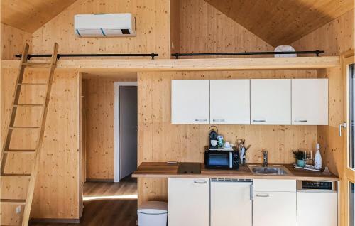 miniaturowy domek z kuchnią i poddaszem w obiekcie Ferienhaus Am Naturbadesee w mieście Königsdorf