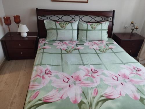 - une chambre avec un lit orné de fleurs roses dans l'établissement MARIOS HOUSE 1, à Xánthi