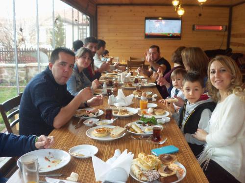 a group of people sitting at a table eating food at Kadıoğlu Konağı in Kastamonu