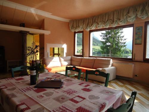 a living room with a table and a couch at Villa Tiziana Typ T4 in Crone