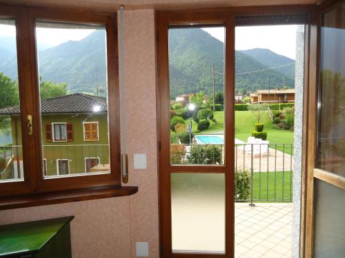 a room with a window with a view of a yard at Villa Tiziana Typ T4 in Crone