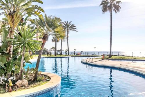 Bazén v ubytování MI CAPRICHO BEACHFRONT- P301 Apartment with sea view nebo v jeho okolí