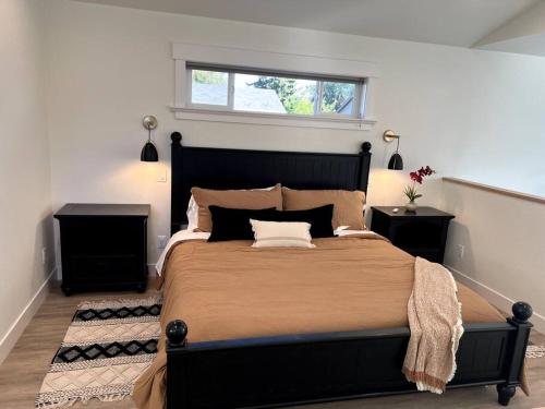 um quarto com uma cama grande e 2 mesas de cabeceira em Brand New Custom Built Cottage in Downtown w/Pool! em Salem