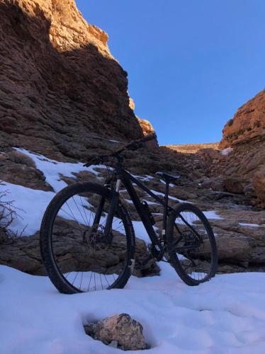 a bike parked in the snow in the desert at Auberge restaurant Afoud in Agoudal
