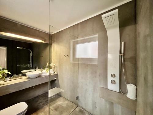 uma casa de banho com um chuveiro, um WC e um lavatório. em BHDouro em Baião