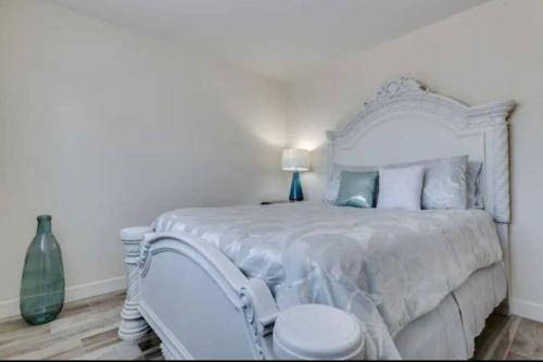 Ένα ή περισσότερα κρεβάτια σε δωμάτιο στο Modern Villa in Old Litchfield
