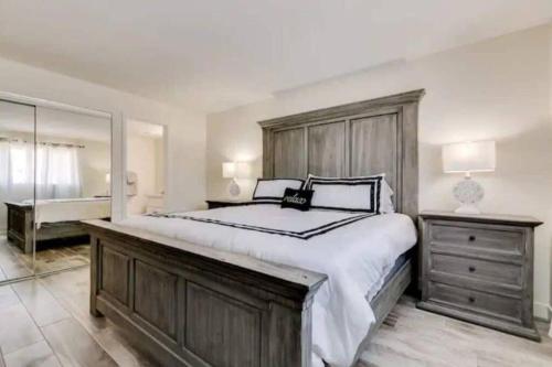 - une grande chambre avec un grand lit et un miroir dans l'établissement Modern Villa in Old Litchfield, à Litchfield Park