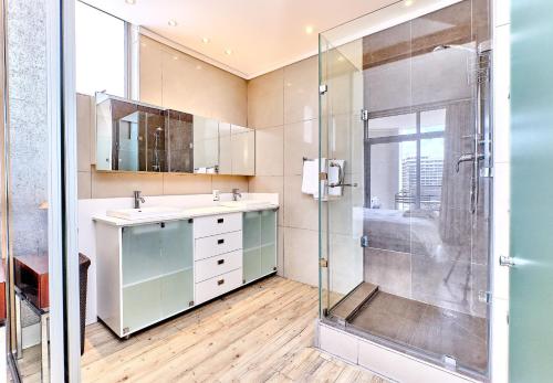 a bathroom with a shower and a sink at Comfort Apartment SA in Johannesburg