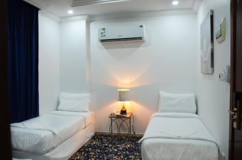 Un pat sau paturi într-o cameră la Luluat Al Badaie Hotel