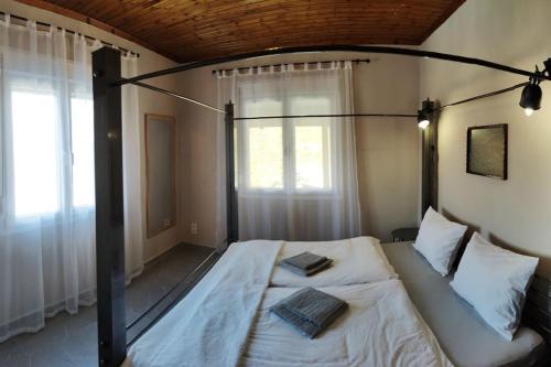 Ένα ή περισσότερα κρεβάτια σε δωμάτιο στο Home Of Irini