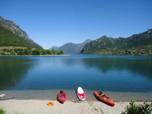 four canoes sitting on the shore of a lake at Villa Tiziana Typ T4 in Crone