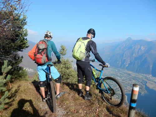 two people standing on a hill with their bikes at Villa Tiziana Typ T4 in Crone