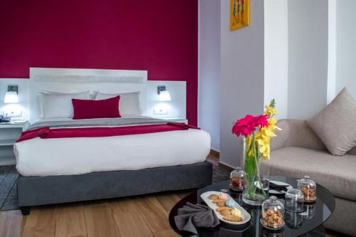 una camera d'albergo con letto e divano di Hotel Le Musée a Rabat