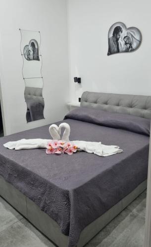 a bed with two beds with flowers on it at Appartamenti a Gallipoli in Gallipoli