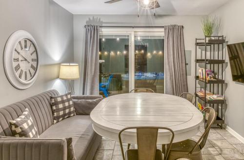 Coin salon dans l'établissement Huge Yard Familyfriendly Smarthome Walk To Beach Dunes Hiking Trails