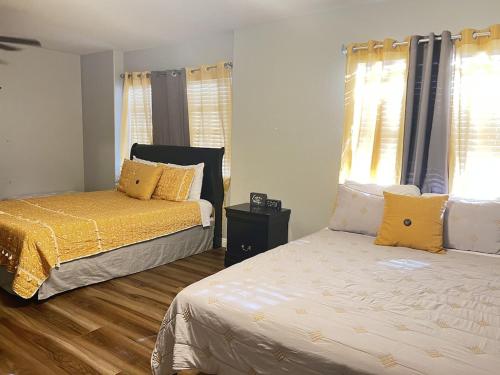 - une chambre avec 2 lits avec des draps jaunes dans l'établissement Oasis pool house, optional pool heater, à Las Vegas