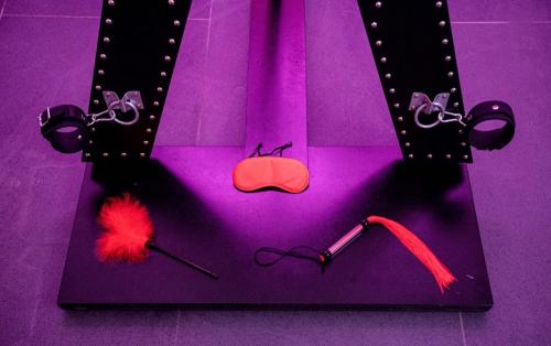 a purple bag with a pair of glasses and a pair ofotics at L'OLYMPE DES SENS in Portiragnes