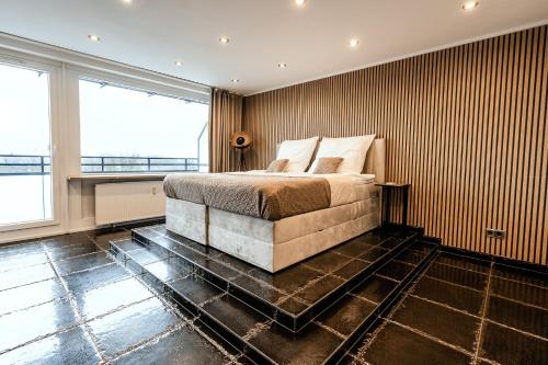 1 dormitorio con cama y ventana grande en Studio Apartment in Nähe Hamburg, en Halstenbek