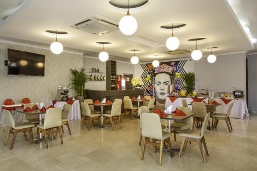 バランカベルメハにあるHotel Vizcaya Plazaのレストラン内のダイニングルーム(テーブル、椅子付)