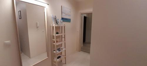 korytarz z lustrem i półką z butami w obiekcie Friends - Mieszkanie 53m2 - dwie kawalerki z łazienką w mieście Książenice