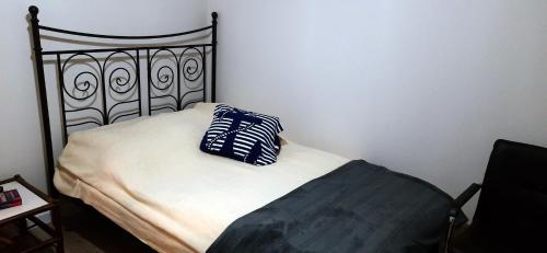 ein Bett mit einem blauen und weißen Kissen darauf in der Unterkunft Apartament Bosman - Osiedle Beauforta, PARKING FREE in Pogórze