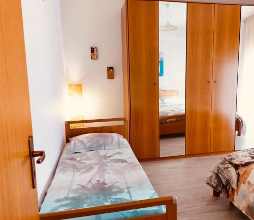 a small room with a bed and a mirror at VISTAMARE apartments Reggio Calabria in Reggio di Calabria