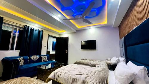 a bedroom with a bed and a ceiling fan at HOTEL 11 SWEET ROOMS in Islamabad