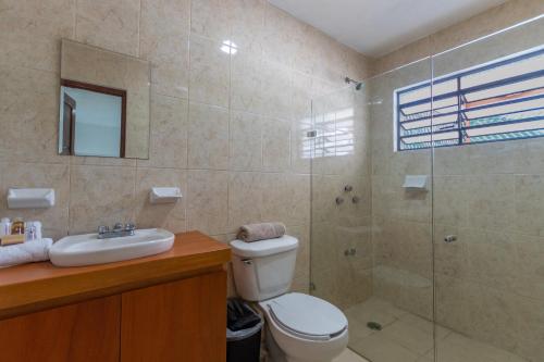 y baño con ducha, aseo y lavamanos. en Mérida 62, en Mérida