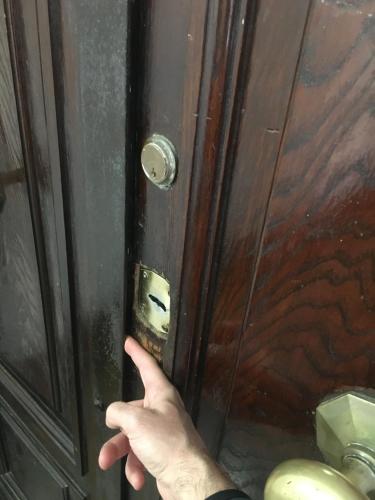 una persona está apuntando a una puerta con su mano en Zaira b&b en Roma