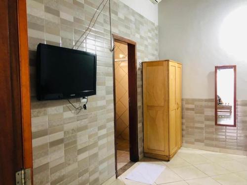 ポルト・ヴェーリョにあるEngenheiros Hotel - Porto Velhoの壁に薄型テレビが備わる客室です。